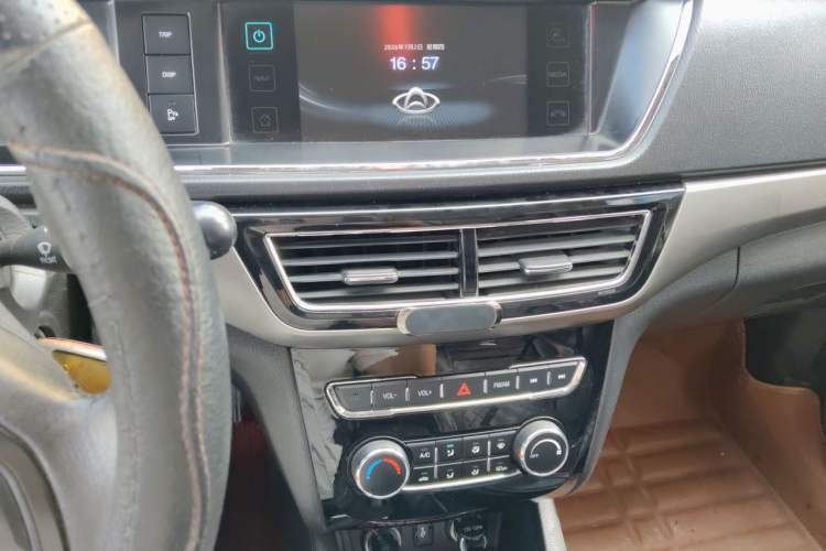 Used CHANGAN KAICHENG Oushang A600 2016 1.5L Manual Luxury 7-Seater Audio And AC Panel