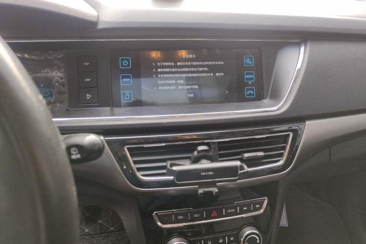 Used CHANGAN KAICHENG Oushang A600 2016 1.5L Manual Luxury 7-Seater Audio And AC Panel
