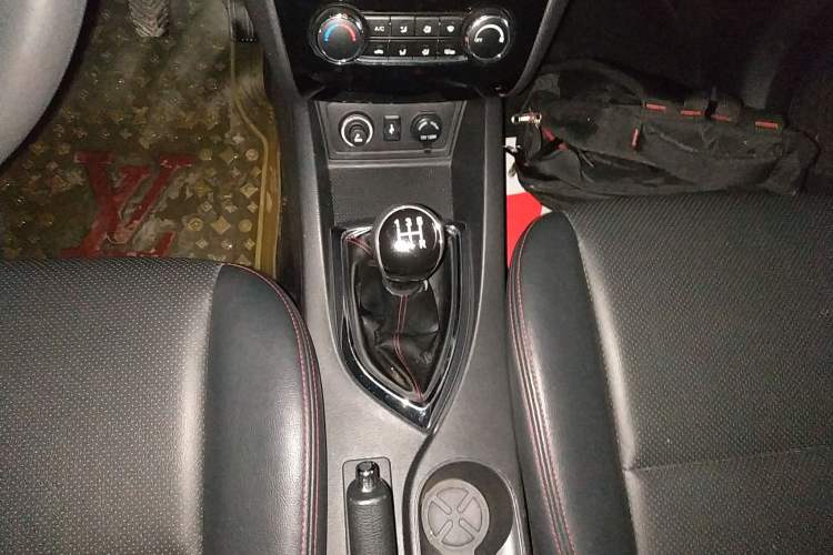 Used CHANGAN KAICHENG Oushang A600 2016 1.5L Manual Luxury 7-Seater Gear Lever