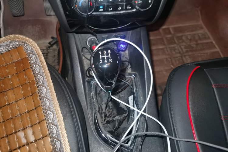 Used CHANGAN KAICHENG Oushang A600 2016 1.5L Manual Luxury 7-Seater Gear Lever