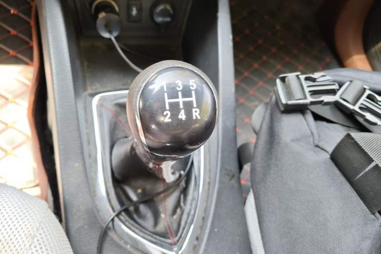 Used CHANGAN KAICHENG Oushang A600 2016 1.5L Manual Luxury 7-Seater Gear Lever
