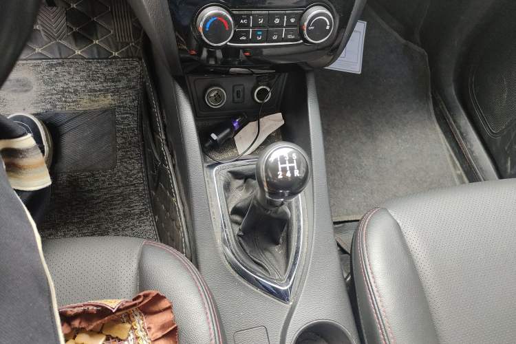 Used CHANGAN KAICHENG Oushang A600 2016 1.5L Manual Luxury 7-Seater Gear Lever