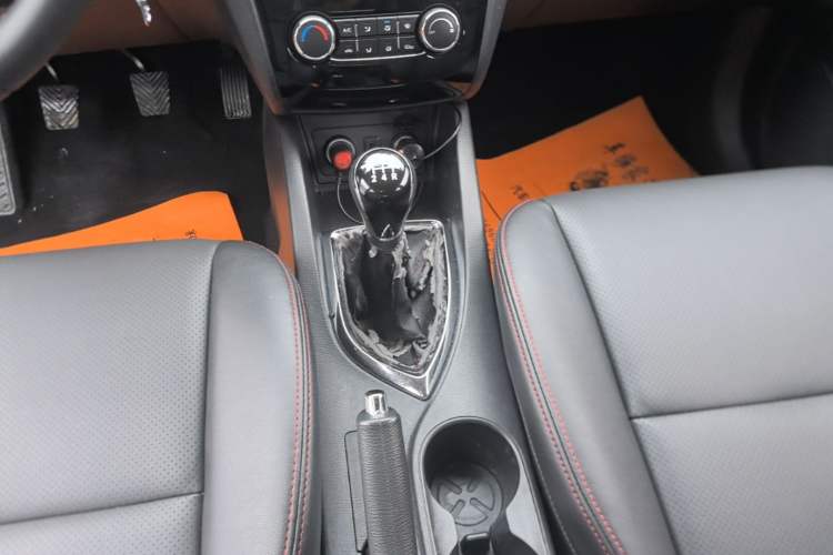 Used CHANGAN KAICHENG Oushang A600 2016 1.5L Manual Luxury 7-Seater Gear Lever