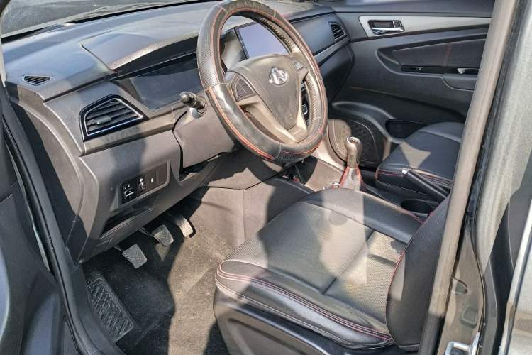 Used CHANGAN KAICHENG Oushang A600 2016 1.5L Manual Luxury 7-Seater Interior 2