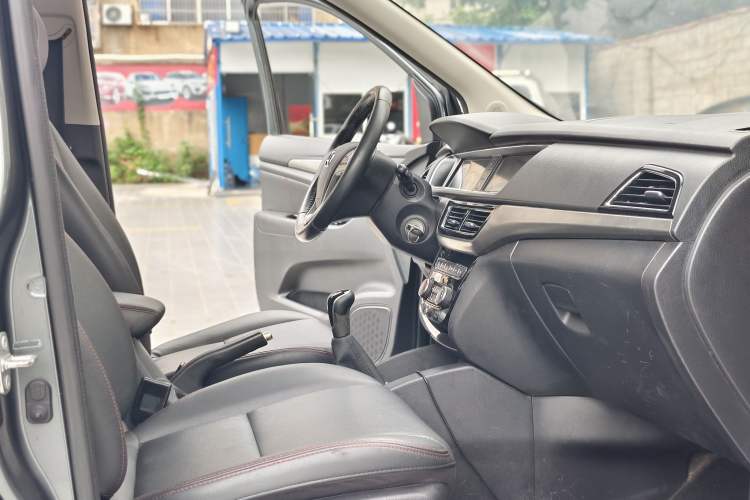 Used CHANGAN KAICHENG Oushang A600 2016 1.5L Manual Luxury 7-Seater Interior 3