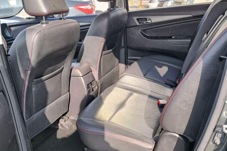 Used CHANGAN KAICHENG Oushang A600 2016 1.5L Manual Luxury 7-Seater Interior 3