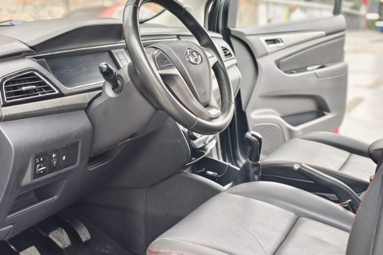 Used CHANGAN KAICHENG Oushang A600 2016 1.5L Manual Luxury 7-Seater Interior 6