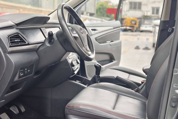Used CHANGAN KAICHENG Oushang A600 2016 1.5L Manual Luxury 7-Seater Interior 7