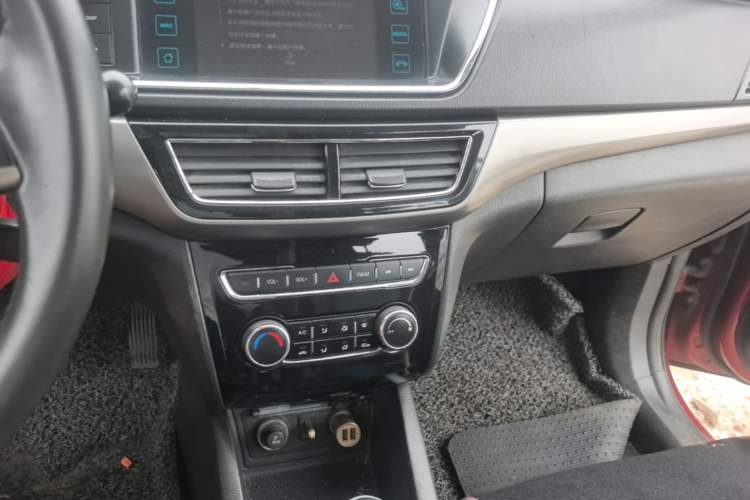 Used CHANGAN KAICHENG Oushang A600 2016 1.5L Manual Luxury 7-Seater Audio And AC Panel