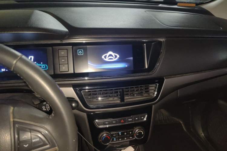 Used CHANGAN KAICHENG Oushang A600 2016 1.5L Manual Luxury 6-Seater Audio And AC Panel