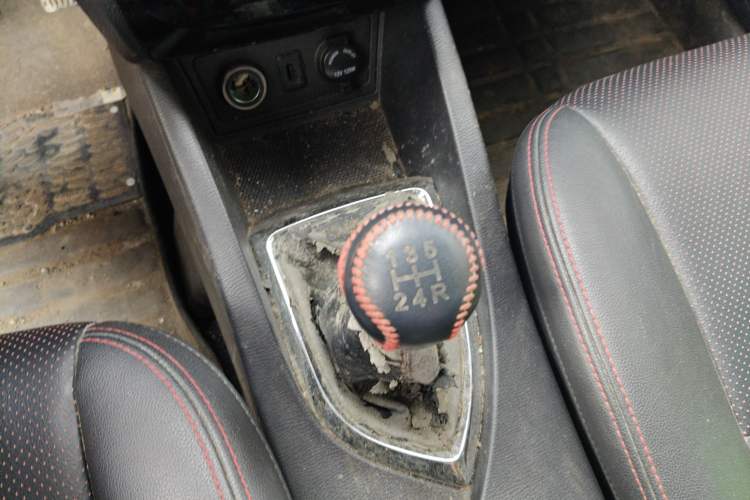 Used CHANGAN KAICHENG Oushang A600 2016 1.5L Manual Luxury 7-Seater Gear Lever