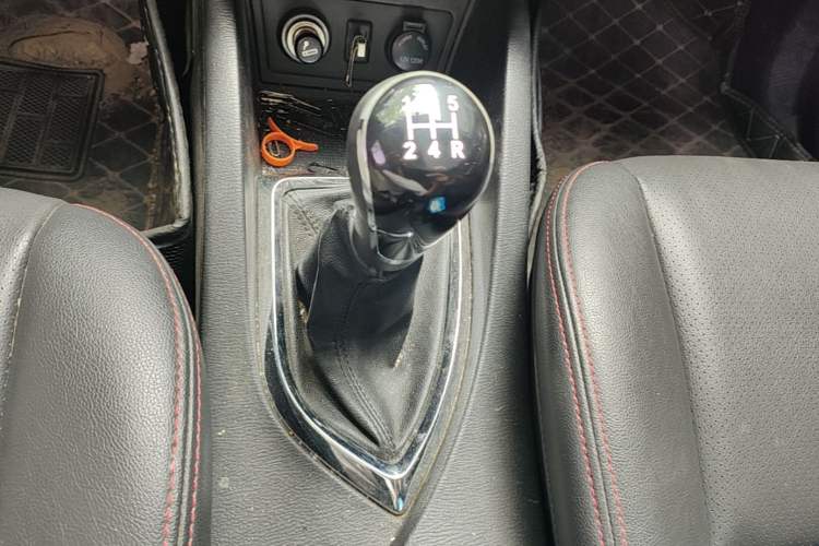 Used CHANGAN KAICHENG Oushang A600 2016 1.5L Manual Luxury 7-Seater Gear Lever