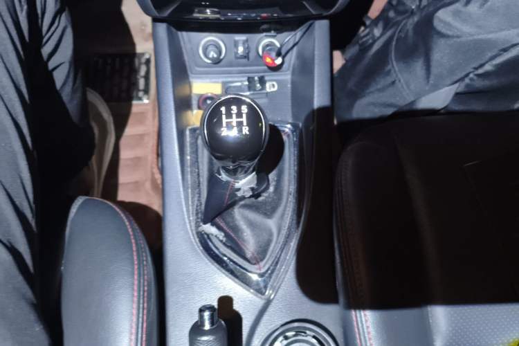 Used CHANGAN KAICHENG Oushang A600 2016 1.5L Manual Luxury 7-Seater Gear Lever