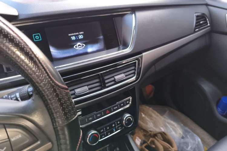 Used CHANGAN KAICHENG Oushang A600 2016 1.5L Manual Luxury 7-Seater Audio And AC Panel