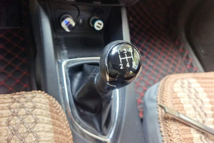 Used CHANGAN KAICHENG Oushang A600 2016 1.5L Manual Luxury 6-Seater Gear Lever