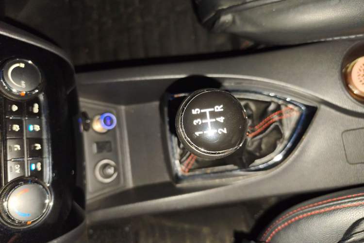 Used CHANGAN KAICHENG Oushang A600 2016 1.5L Manual Luxury 7-Seater Gear Lever