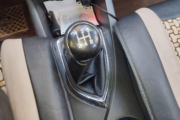 Used CHANGAN KAICHENG Oushang A600 2016 1.5L Manual Luxury 7-Seater Gear Lever