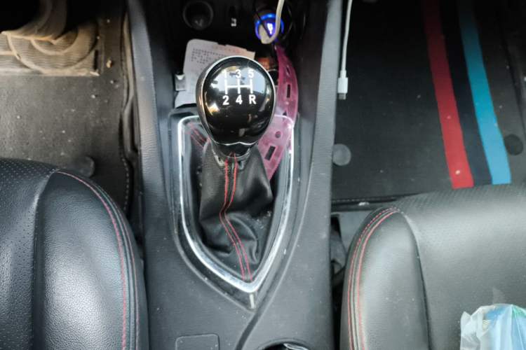 Used CHANGAN KAICHENG Oushang A600 2016 1.5L Manual Luxury 7-Seater Gear Lever