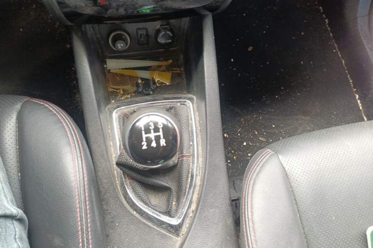 Used CHANGAN KAICHENG Oushang A600 2016 1.5L Manual Luxury 7-Seater Gear Lever