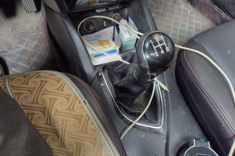Used CHANGAN KAICHENG Oushang A600 2016 1.5L Manual Luxury 7-Seater Gear Lever