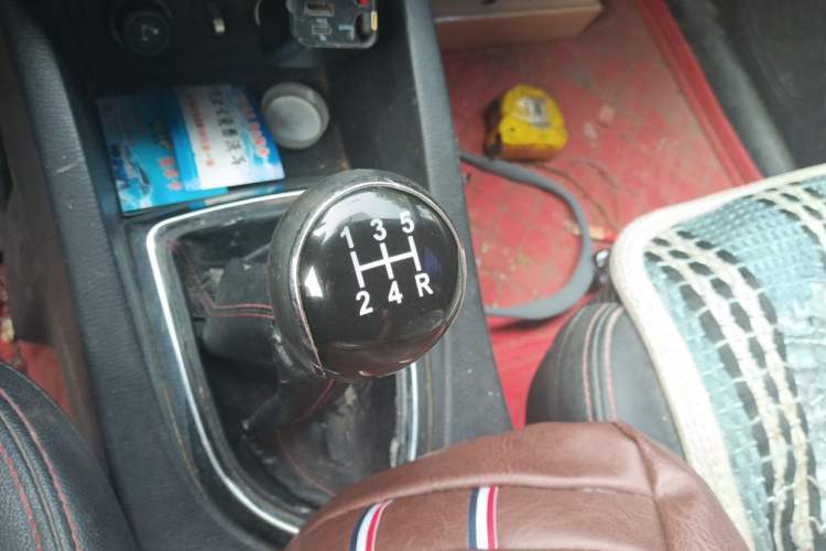 Used CHANGAN KAICHENG Oushang A600 2016 1.5L Manual Luxury 7-Seater Gear Lever