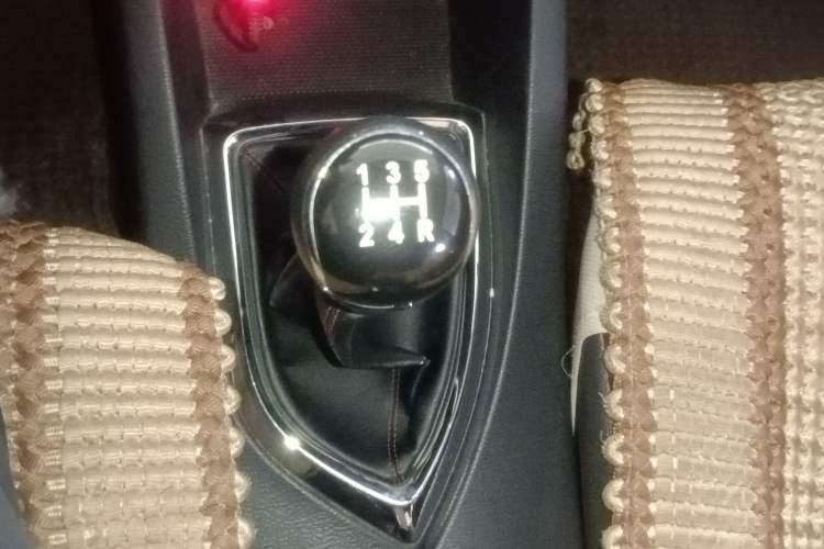 Used CHANGAN KAICHENG Oushang A600 2016 1.5L Manual Luxury 7-Seater Gear Lever