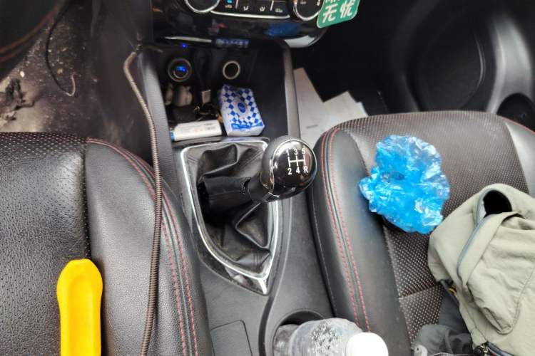 Used CHANGAN KAICHENG Oushang A600 2016 1.5L Manual Luxury 7-Seater Gear Lever