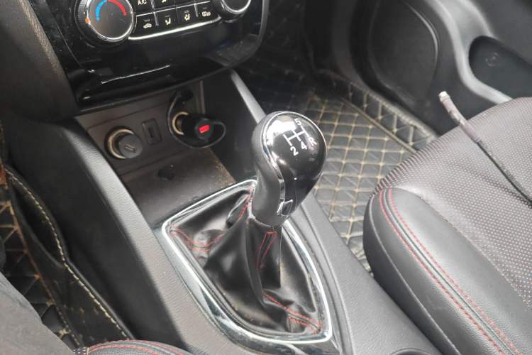 Used CHANGAN KAICHENG Oushang A600 2016 1.5L Manual Luxury 7-Seater Gear Lever