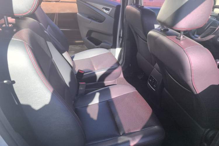Used CHANGAN KAICHENG Oushang A600 2016 1.5L Manual Luxury 6-Seater Interior 1
