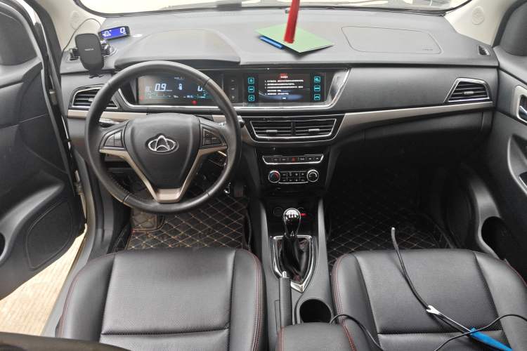 Used CHANGAN KAICHENG Oushang A600 2016 1.5L Manual Luxury 7-Seater Interior 2