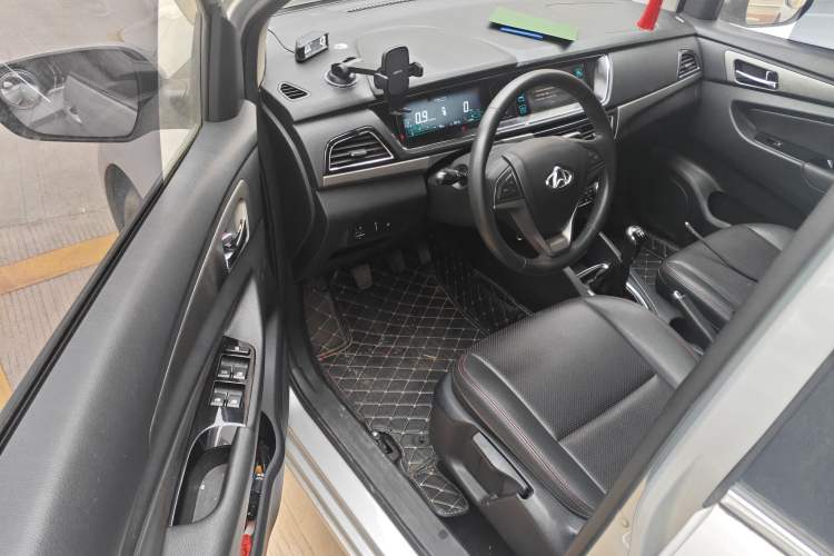 Used CHANGAN KAICHENG Oushang A600 2016 1.5L Manual Luxury 7-Seater Interior 3