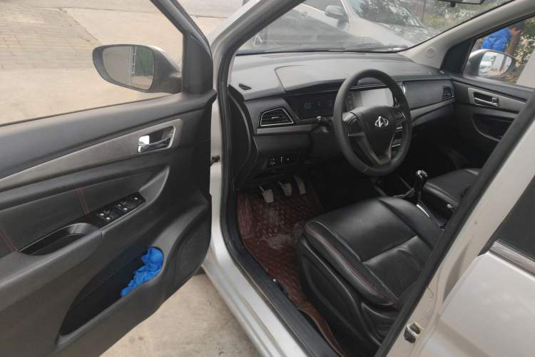 Used CHANGAN KAICHENG Oushang A600 2016 1.5L Manual Luxury 7-Seater Interior 3