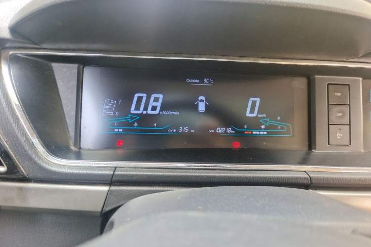 Used CHANGAN KAICHENG Oushang A600 2016 1.5L Manual Luxury 6-Seater Odometer Close Up