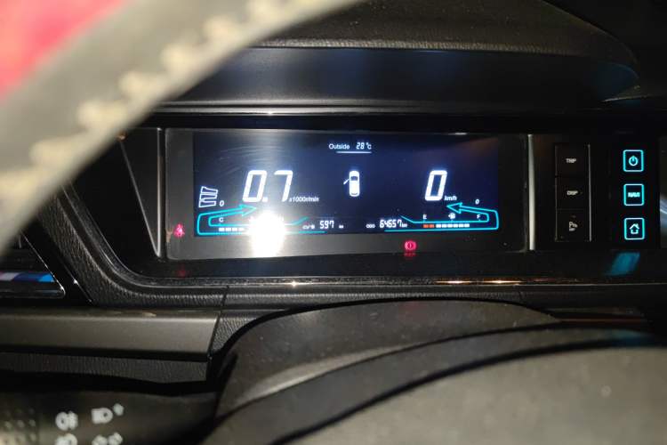 Used CHANGAN KAICHENG Oushang A600 2016 1.5L Manual Luxury 7-Seater Odometer Close Up