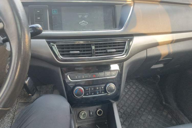 Used CHANGAN KAICHENG Oushang A600 2016 1.5L Manual Luxury 7-Seater Audio And AC Panel