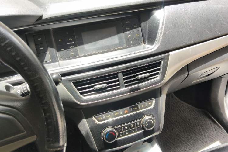 Used CHANGAN KAICHENG Oushang A600 2016 1.5L Manual Fashion 7-Seater Audio And AC Panel