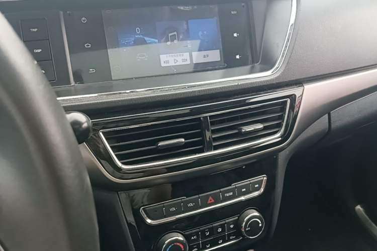 Used CHANGAN KAICHENG Oushang A600 2016 1.5L Manual Luxury 7-Seater Audio And AC Panel