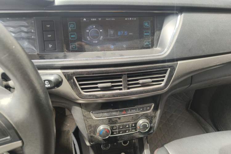 Used CHANGAN KAICHENG Oushang A600 2016 1.5L Manual Luxury 7-Seater Audio And AC Panel