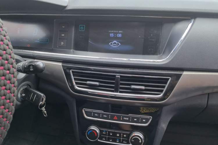 Used CHANGAN KAICHENG Oushang A600 2016 1.5L Manual Luxury 7-Seater Audio And AC Panel