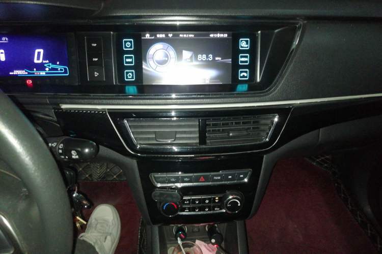 Used CHANGAN KAICHENG Oushang A600 2016 1.5L Manual Luxury 7-Seater Audio And AC Panel