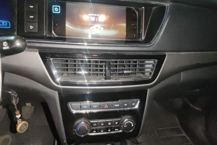 Used CHANGAN KAICHENG Oushang A600 2016 1.5L Manual Luxury 7-Seater Audio And AC Panel