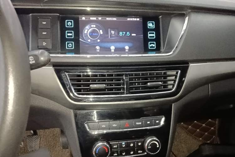 Used CHANGAN KAICHENG Oushang A600 2016 1.5L Manual Luxury 7-Seater Audio And AC Panel