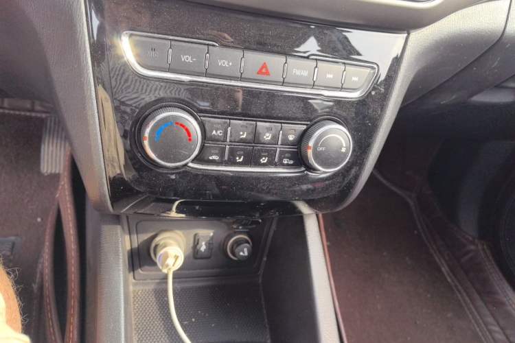 Used CHANGAN KAICHENG Oushang A600 2016 1.5L Manual Luxury 7-Seater Audio And AC Panel