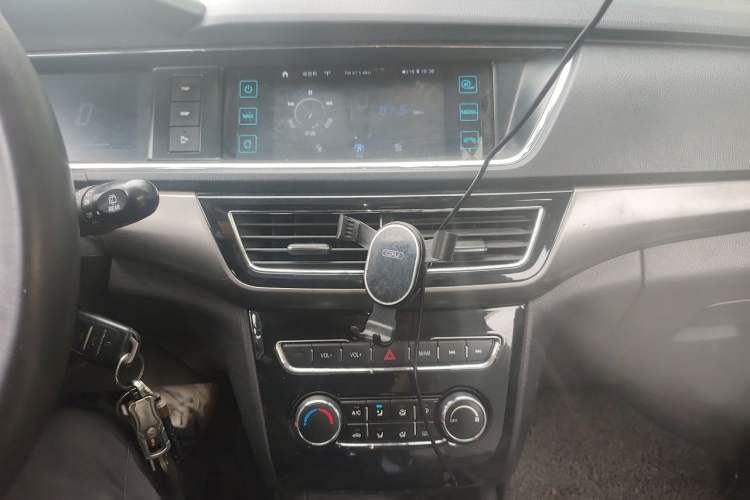 Used CHANGAN KAICHENG Oushang A600 2016 1.5L Manual Luxury 7-Seater Audio And AC Panel