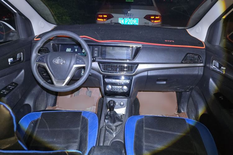 Used CHANGAN KAICHENG Oushang A600 2016 1.5L Manual Luxury 7-Seater Center Console