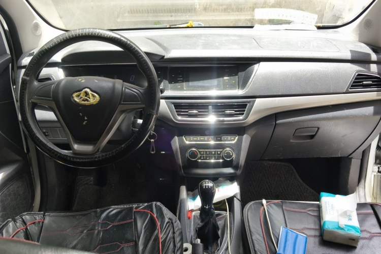 Used CHANGAN KAICHENG Oushang A600 2016 1.5L Manual Fashion 7-Seater Center Console