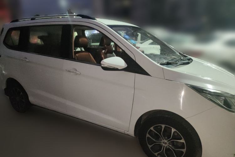Used CHANGAN KAICHENG Oushang A600 2016 1.5L Manual Luxury 7-Seater Front Right 45 Deg