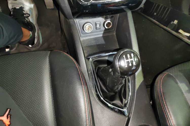 Used CHANGAN KAICHENG Oushang A600 2016 1.5L Manual Luxury 7-Seater Gear Lever