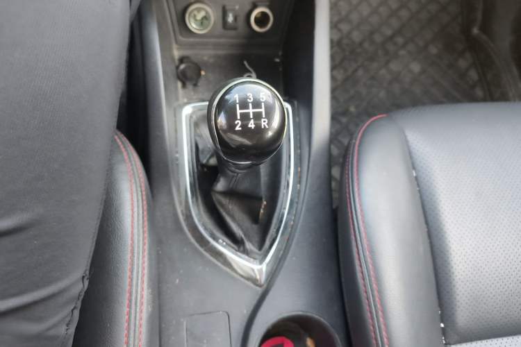 Used CHANGAN KAICHENG Oushang A600 2016 1.5L Manual Luxury 7-Seater Gear Lever
