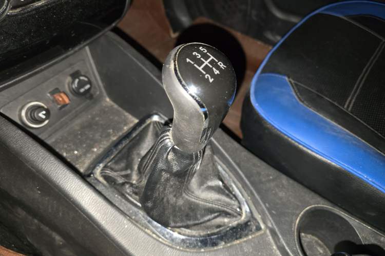 Used CHANGAN KAICHENG Oushang A600 2016 1.5L Manual Luxury 7-Seater Gear Lever